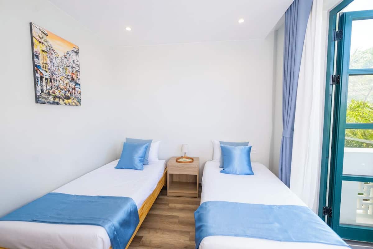 Chambre avec lits jumeaux, balcon, vue établissement