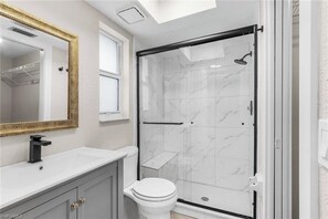 Bathroom - 3-bedroom villa in amazing Cape Coral with cool AC (Cape Coral)