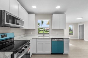 Private kitchen - 3-bedroom villa in amazing Cape Coral with cool AC (Cape Coral)