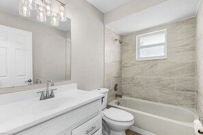 Bathroom - 3-bedroom villa in amazing Cape Coral with cool AC (Cape Coral)