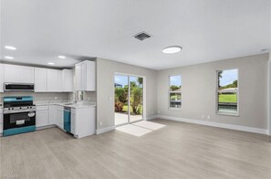 Private kitchen - 3-bedroom villa in amazing Cape Coral with cool AC (Cape Coral)