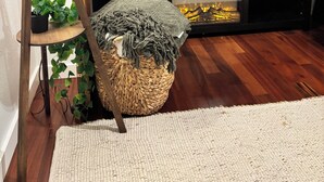 A living room with a TV, a lamp, a fireplace, and a woven basket. - Fantastic 1-bedroom townhome apartment in Spokane perfect for your getaway (Spokane)