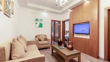 Executive Studio Suite, Hill View | Living room