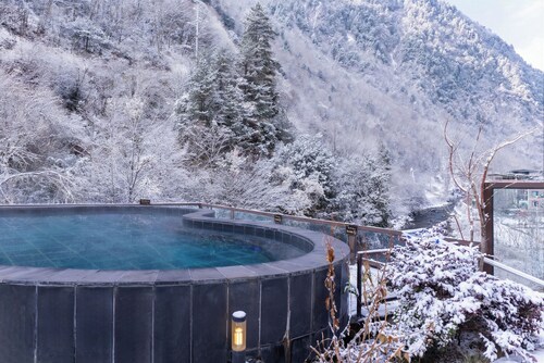 Lixian Bipeng Shiguang Hot Spring Hotel