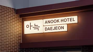 Ein Schild für das Anook Hotel in Daejeon, mit modernem Design und beleuchteter Schrift.