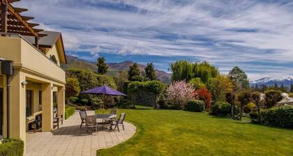 Warm and spacious 2 bedroom, downstairs apartment