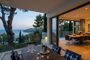 Outdoor dining - Spacious Estate in Saint-Jean-Cap-Ferrat with Phenomenal Ocean View (Saint-Jean-Cap-Ferrat)