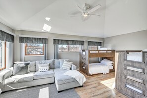 Room - Steps to Cedar Lake! Group Getaway w/ Game Room (Cedar Lake)