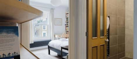 1 chambre, fer et planche à repasser, accès Internet, draps fournis