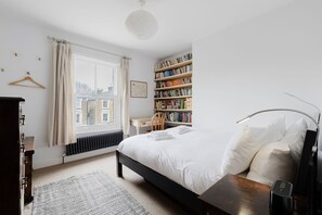 1 bedroom, iron/ironing board, Internet, bed sheets - Serene 1BD by London Fields and Victoria Park (Greater London)