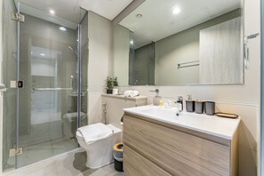 Shower, hair dryer, bidet, towels - Furnished 1Bedroom with Burj Khalifa Tip View, Near Dubai Water Canal, Easy Access to Heart of Downtown - Zada Tower, Business Bay (Dubai)