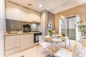 Geladeira, micro-ondas, cooktop, cafeteira/chaleira