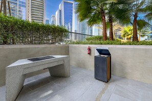 Terrace/patio - Furnished 1Bedroom with Burj Khalifa Tip View, Near Dubai Water Canal, Easy Access to Heart of Downtown - Zada Tower, Business Bay (Dubai)