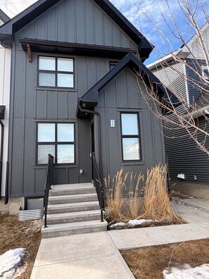House, 2 Bedrooms, Smoking | Exterior - Cozy and Comfortable (Calgary)