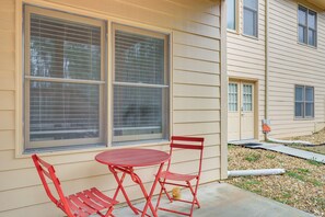 Outdoor dining - 7 Mi to Arthur Blank & Trilith Studios: Cozy Suite (Tyrone)