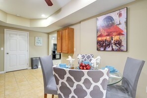 Dining - 7 Mi to Arthur Blank & Trilith Studios: Cozy Suite (Tyrone)