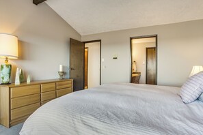 3 bedrooms, desk, iron/ironing board, Internet - Sequim Shoreline Retreat w/ 2 Decks: Dogs Welcome! (Sequim)