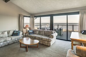 TV, fireplace, video games, books - Sequim Shoreline Retreat w/ 2 Decks: Dogs Welcome! (Sequim)