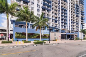 Exterior - Steps to Dtwn Doral Park: Modern Group Retreat! (Doral)