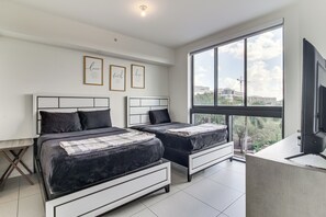 Room - Steps to Dtwn Doral Park: Modern Group Retreat! (Doral)