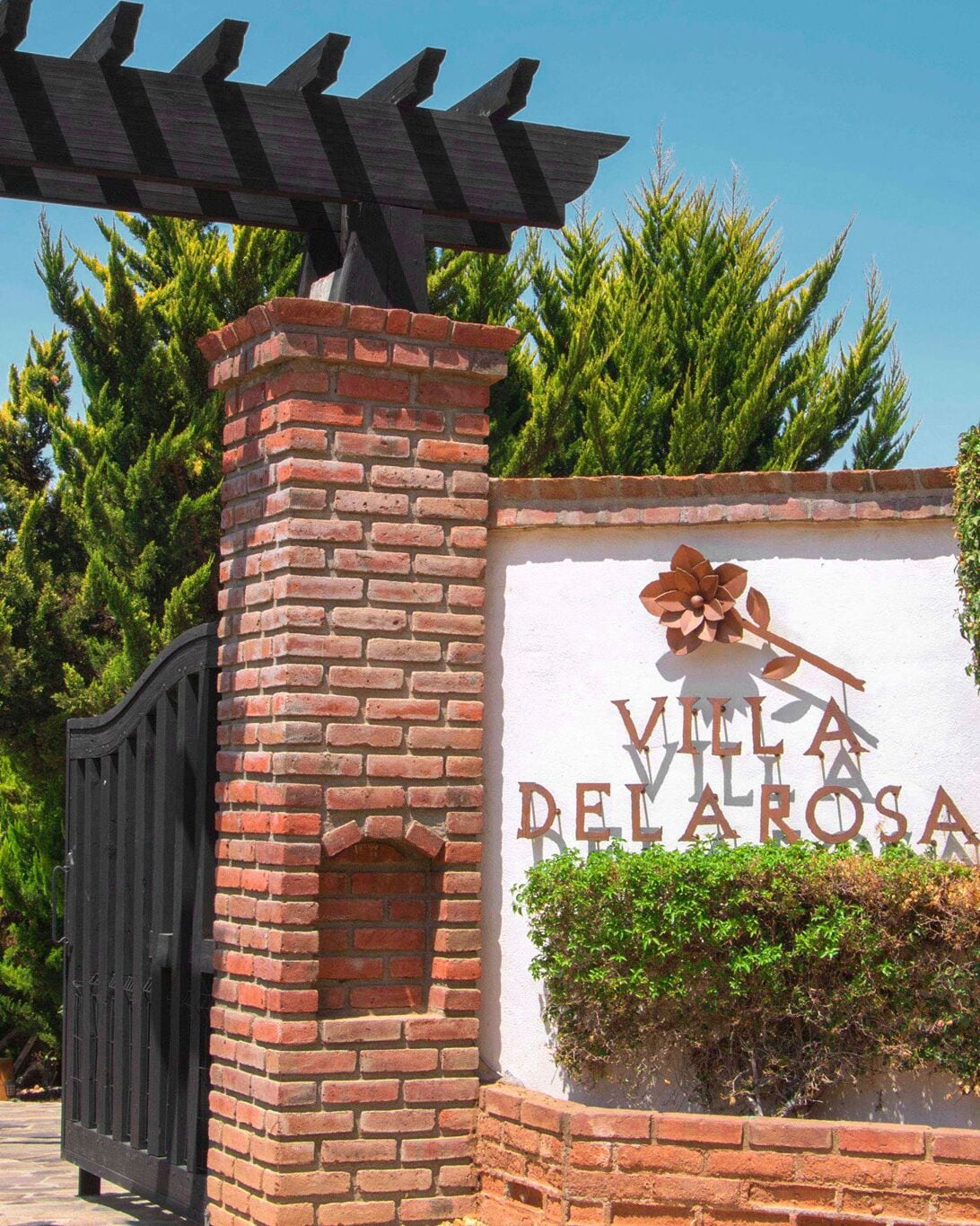 Vista frontal de la propiedad