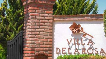 Vista frontal de la propiedad