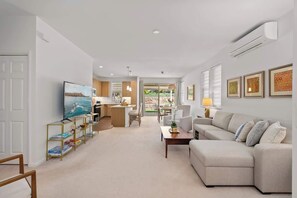 Maison (3 Bedrooms) | Coin séjour | Télévision à écran plat de 43 pouces avec chaînes par câble