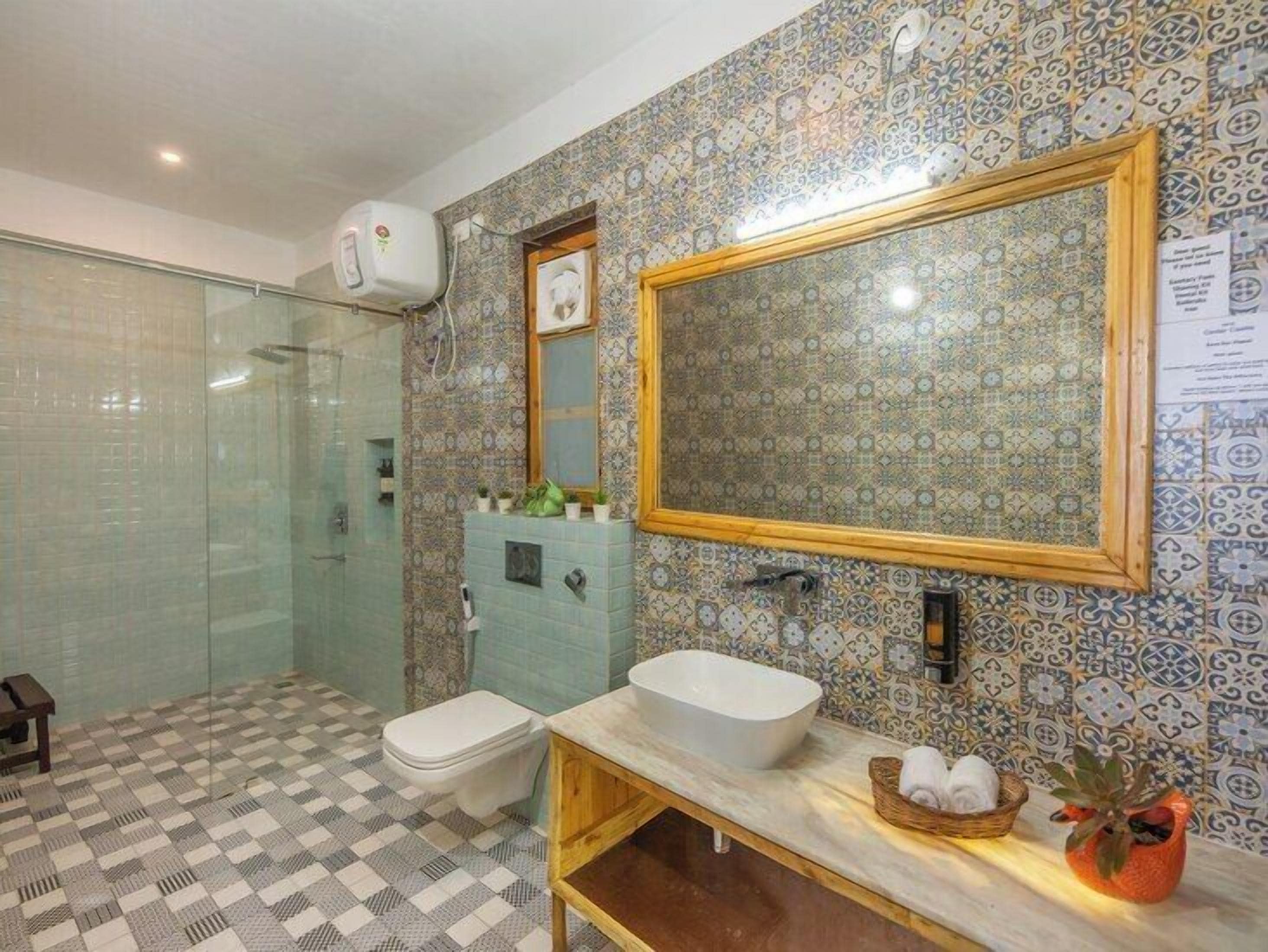 Deluxe Room | Bathroom | Shower, slippers, towels, soap