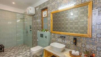 Deluxe Room | Bathroom | Shower, slippers, towels, soap