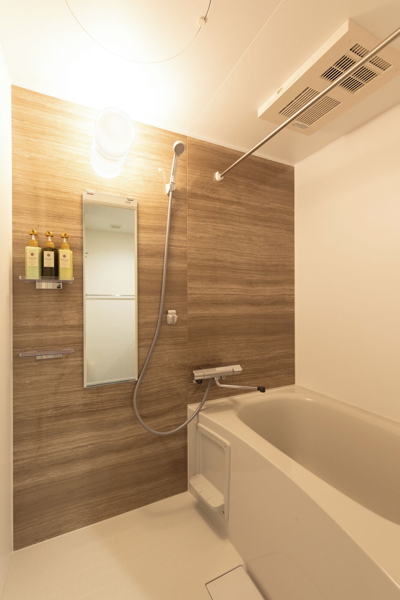Deluxe suite | Badkamer | Een bad/douchecombinatie, gratis toiletartikelen, een haardroger