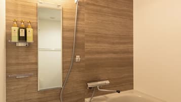 Deluxe suite | Badkamer | Een bad/douchecombinatie, gratis toiletartikelen, een haardroger