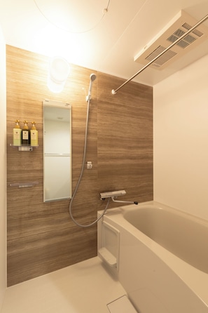 Deluxe Suite | Bathroom | Combined shower/tub, free toiletries, hair dryer, slippers - Hotel Kototoi East (Tokyo)