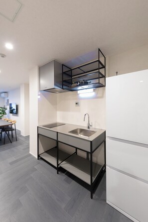 Suite Deluxe | Cuisine privée | Grand réfrigérateur, micro-ondes, plaque de cuisson