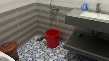 Perusstudio, parveke, kaupunkinäköala | Kylpyhuone