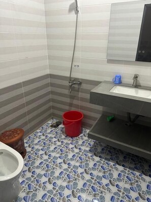 Estudio básico, balcón, vista a la ciudad | Baño