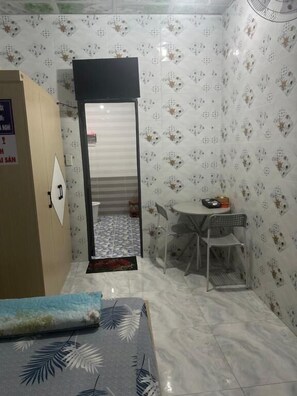 Estudio básico, balcón, vista a la ciudad