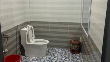 Studio cơ bản, ban công, quang cảnh thành phố | Phòng tắm