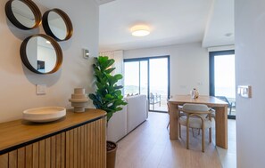 Eine moderne Küche mit einer Holz Arbeitsplatte, einem Spülbecken und drei Wandspiegeln.