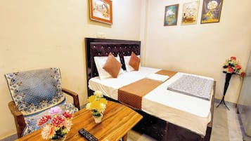 Deluxe Double Room, Air conditioning | Hypo-allergenic bedding, desk, soundproofing, free WiFi