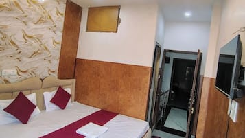 Deluxe Double Room, Air conditioning | Hypo-allergenic bedding, desk, soundproofing, free WiFi