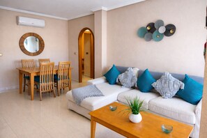 TV - Holidays in Playa Golf II (Alicante)