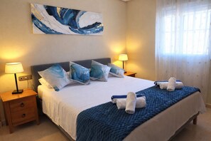 2 bedrooms, iron/ironing board, Internet, bed sheets - Holidays in Playa Golf II (Alicante)