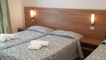 Quadrupla Comfort, balcone | Una cassaforte in camera, una scrivania, Wi-Fi gratuito