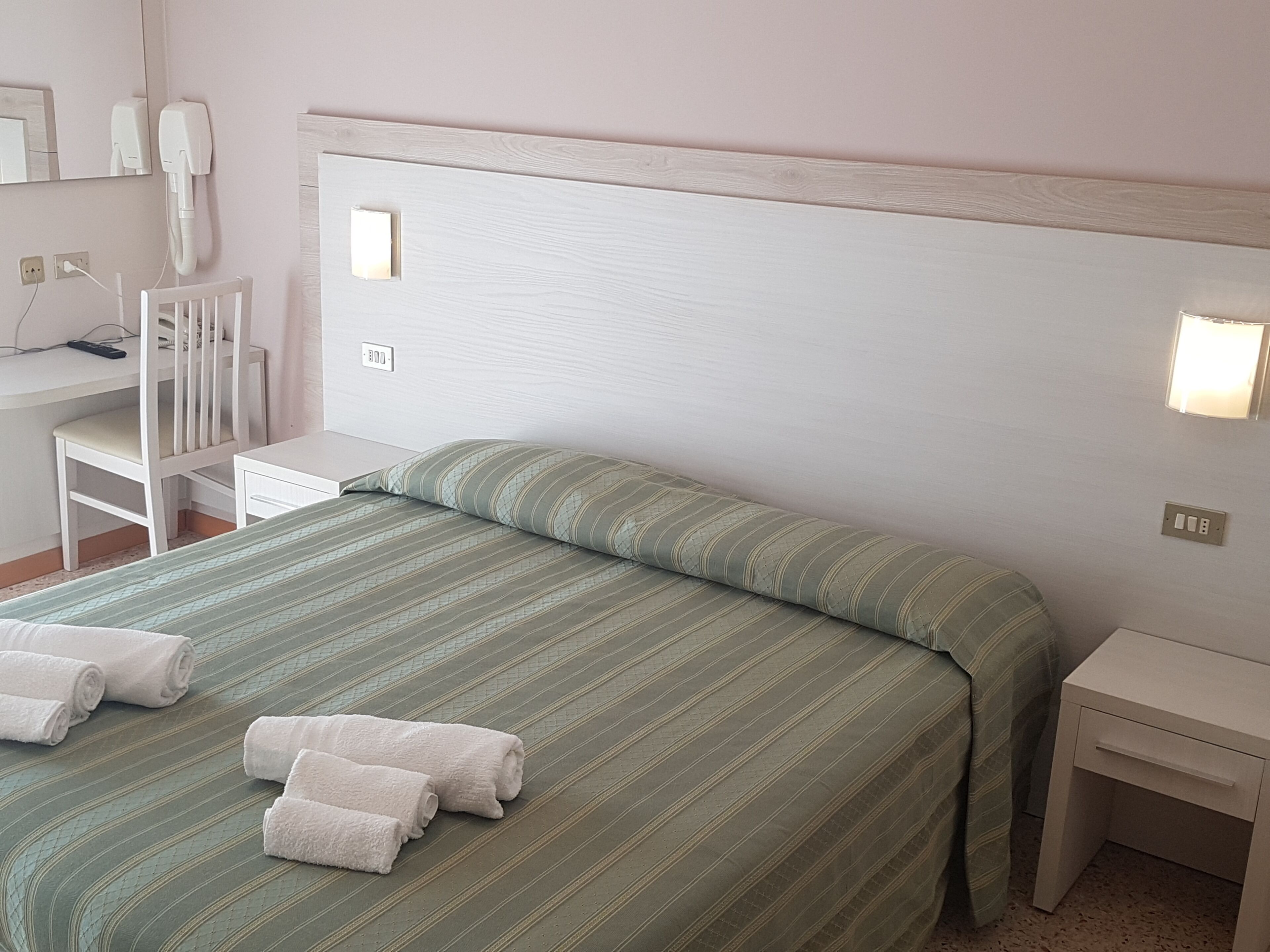 In-room safe, desk, free WiFi