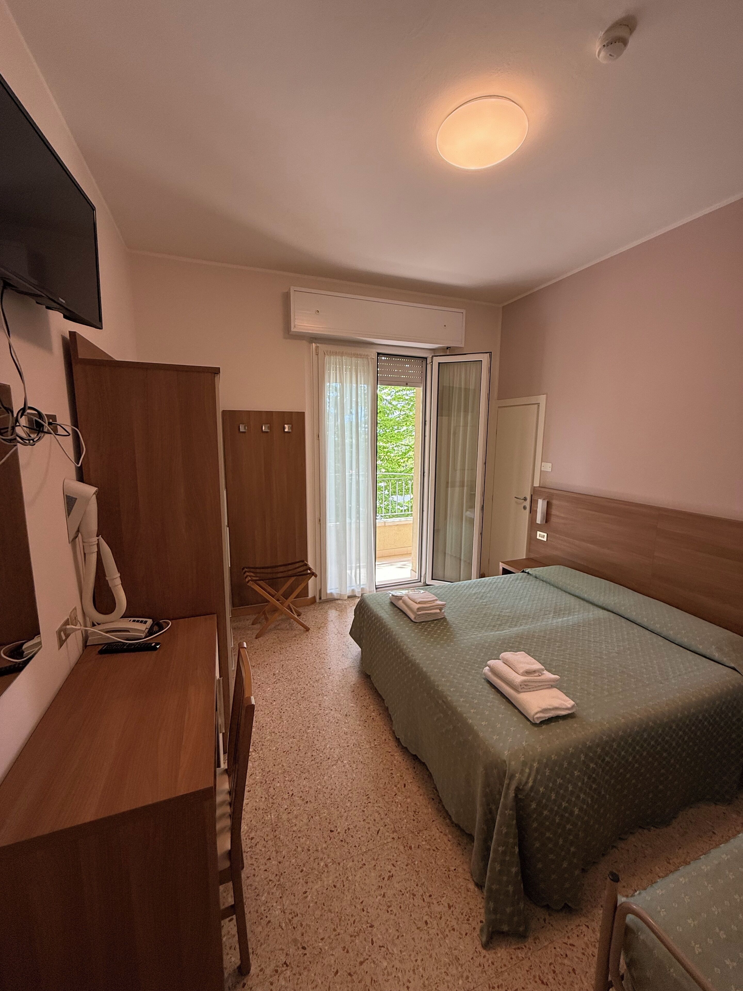 In-room safe, desk, free WiFi