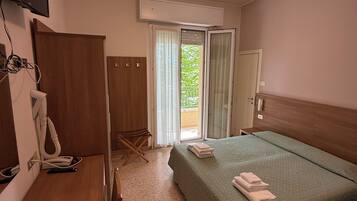In-room safe, desk, free WiFi
