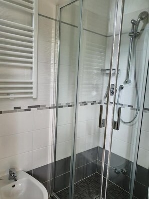 Shower, free toiletries, hair dryer, towels - Hotel de la Plage (Rimini)