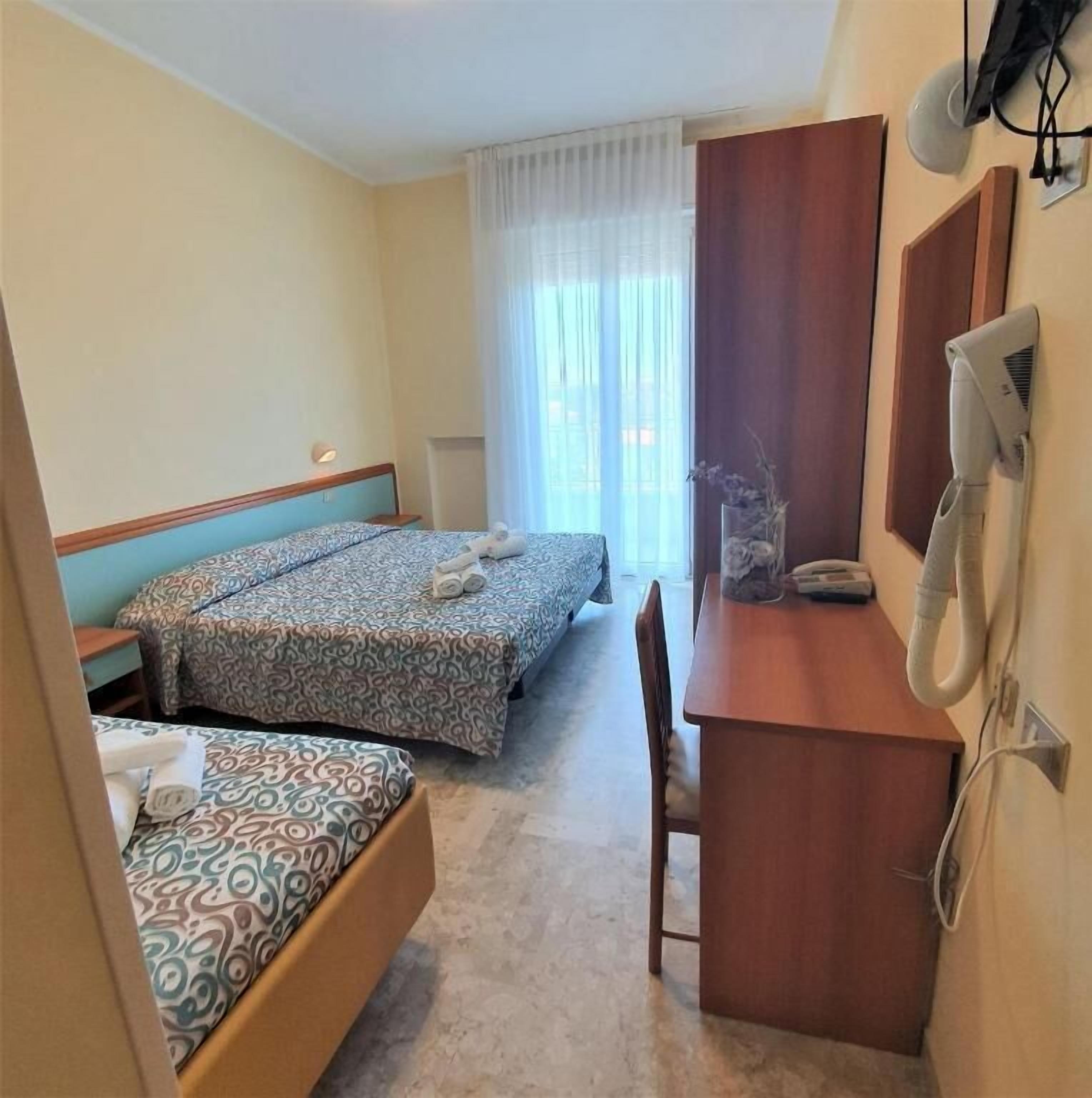 Comfort-Dreibettzimmer, Balkon | Zimmersafe, Schreibtisch, kostenloses WLAN