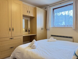 1 habitación, tabla de planchar con plancha, wifi gratis y ropa de cama 