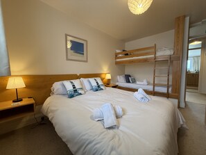 1 chambre, fer et planche à repasser, Wi-Fi gratuit, draps fournis